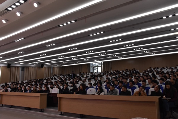 중국 Renmin University의 Jin Canrong 교수는 플러스 카지노의 광학 밸리 코스의 손님입니다