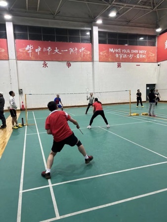“健康运动 加油高三”羽毛球友谊赛