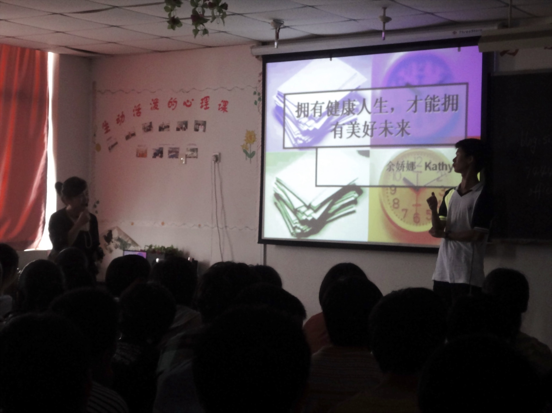 余老师耐心回答学生问题