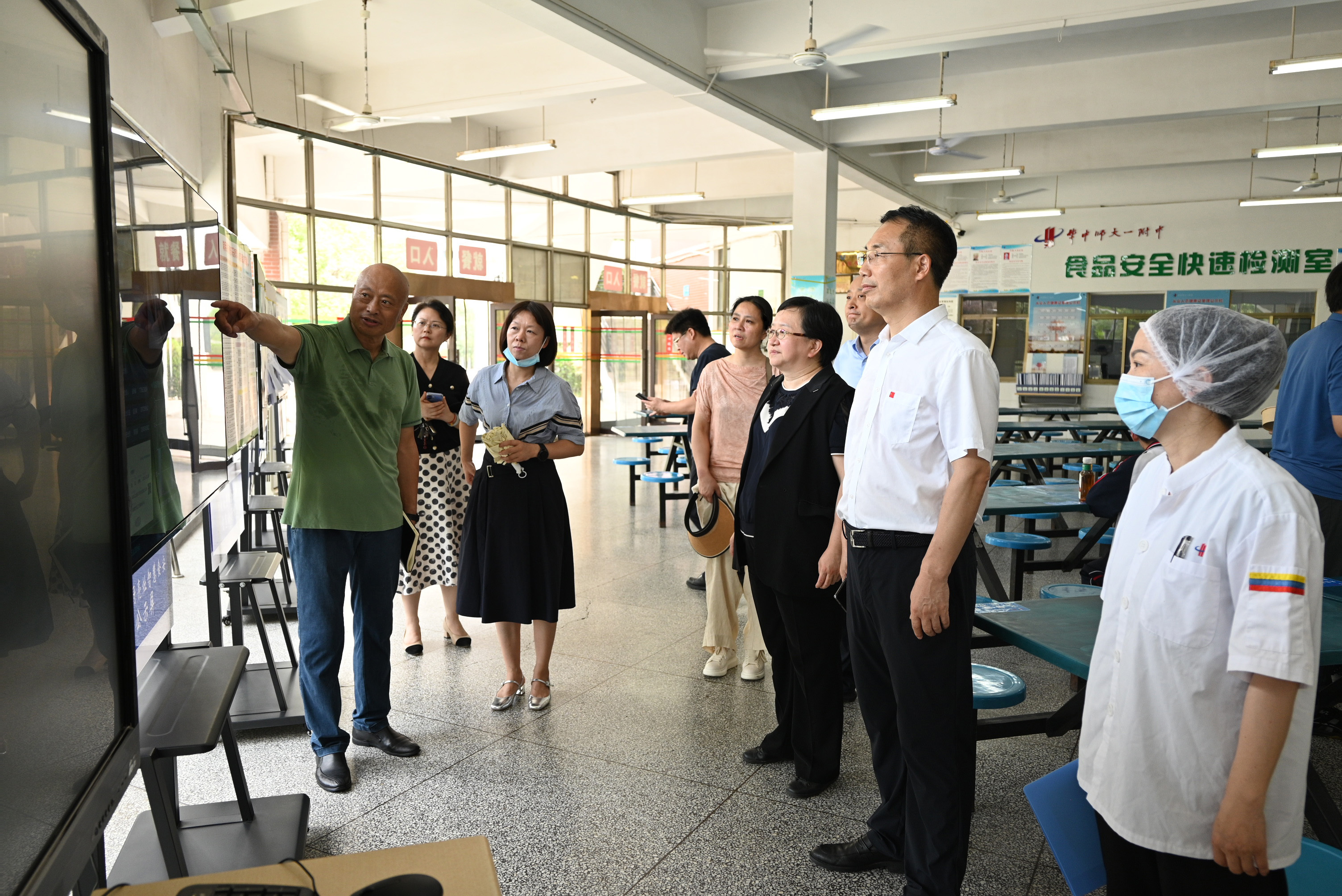 学校召开2024—2025学年度下学期食堂管理现场办公会