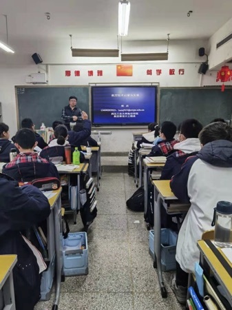 我校与西北工业大学合作开设《航空模型制作与试飞》校本课程