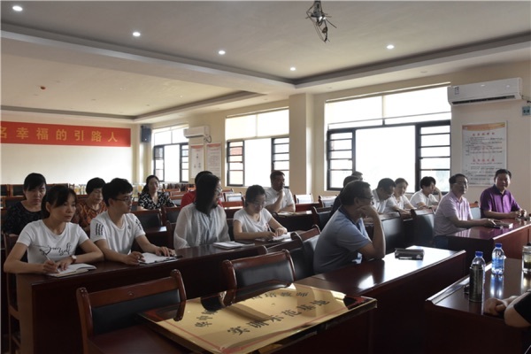 Central China Normal University의 "National Training Teacher Training Pestomation Base"의 상장 행사는 우리 에볼루션 카지노에서 웅장하게 개최되었습니다 - Win -Win 협력을 위해 중국 Huazhong University와 함께