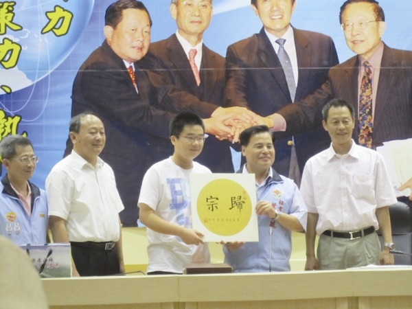 《楚天都市报》高中生书法作品送给台湾苗栗县
