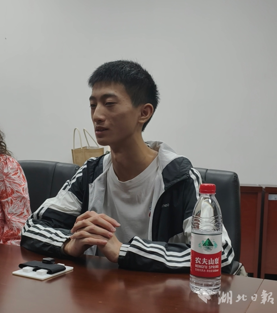 Hubei Daily : 급우 "정상 모임": 자비로운 경쟁이 일반적인 성장을 달성