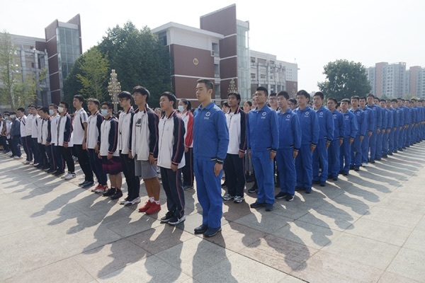 我校举行“向国旗敬礼”主题升旗仪式