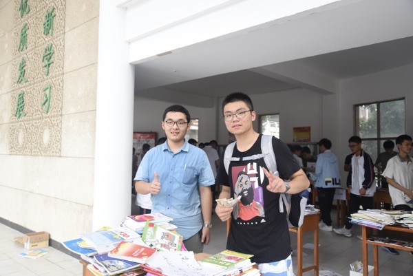 回馈母校，文化传承，爱心义卖，传递真情---高三年级义卖活动