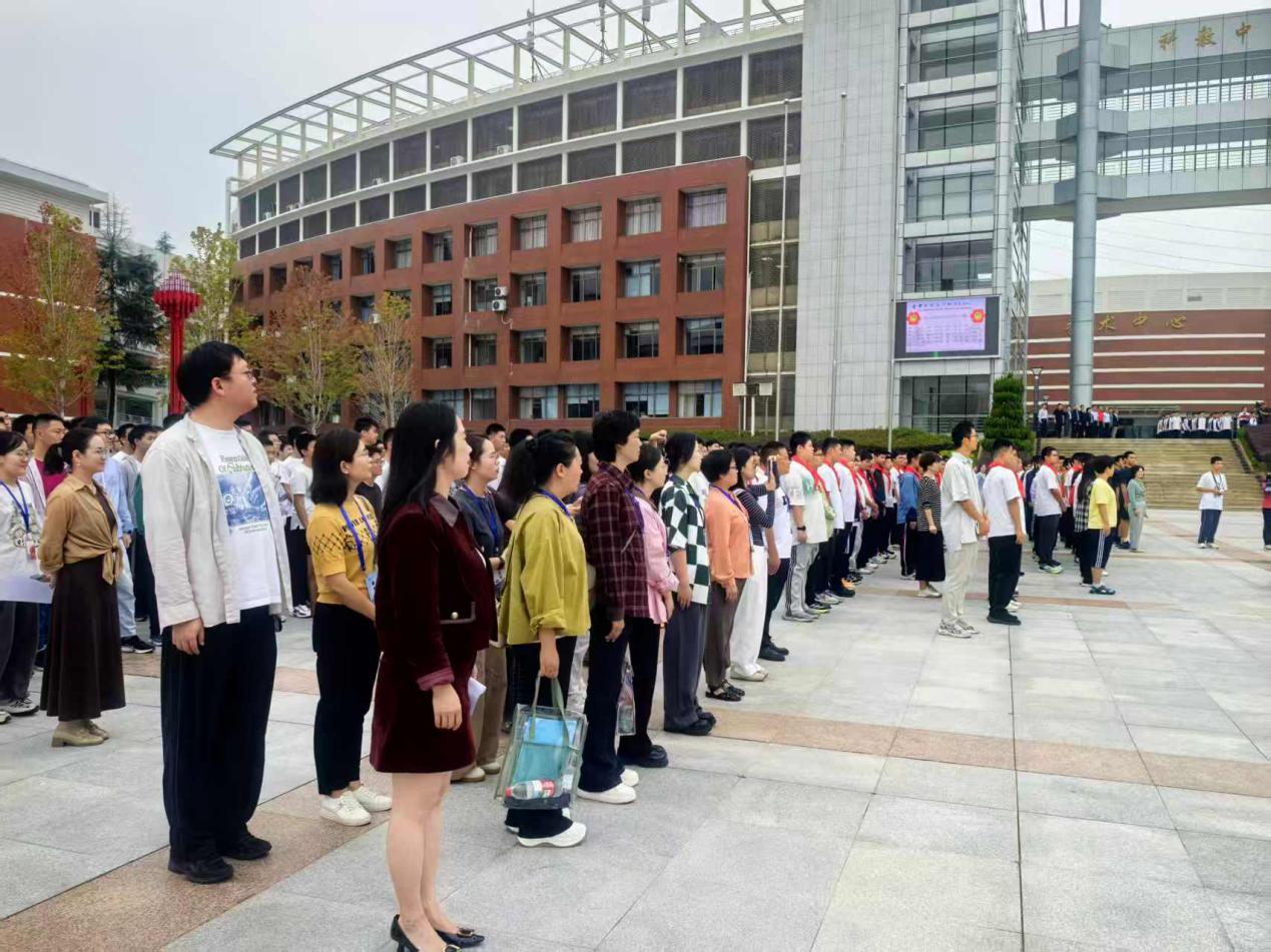 한 무리의 사람들이 건물 앞에 서 있습니다