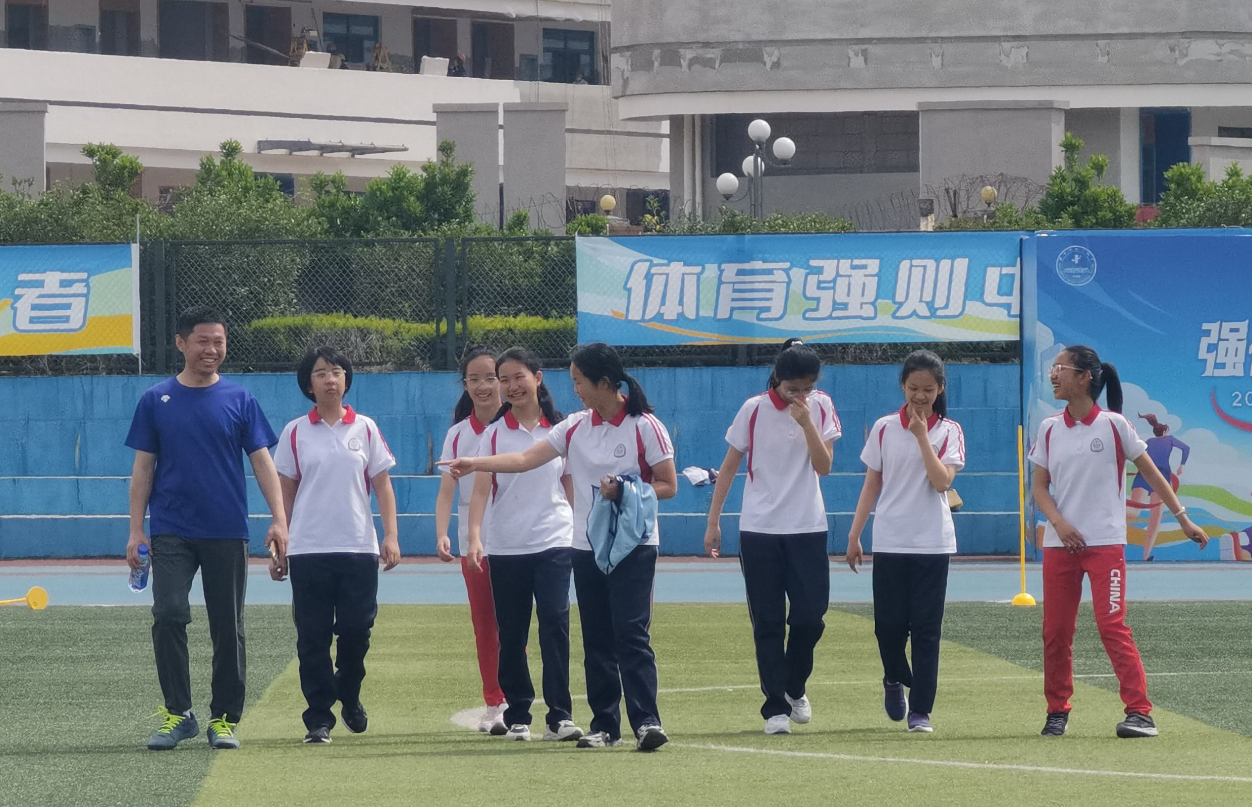 一群人站在草地上奔跑

描述已自动生成