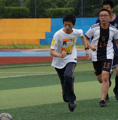 잔디에서 Frisbee를하는 남자와 여자 그룹설명이 자동으로 생성되었습니다