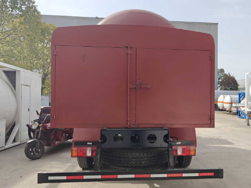 Engineering transport vehicle