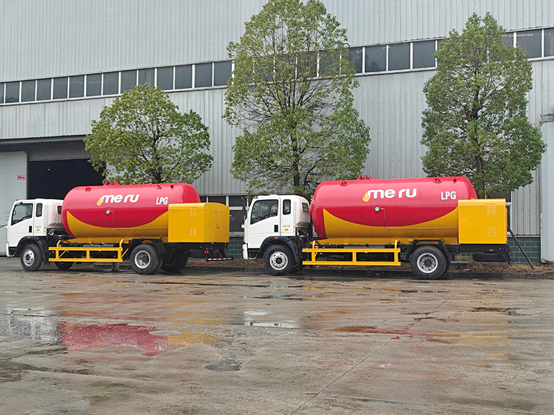 Engineering transport vehicle