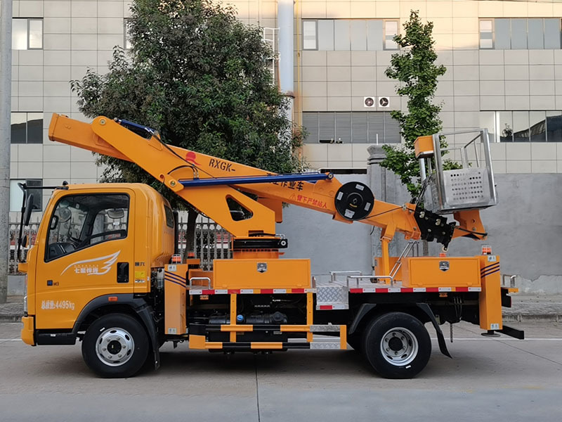 Engineering transport vehicle