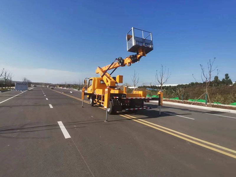 Engineering transport vehicle