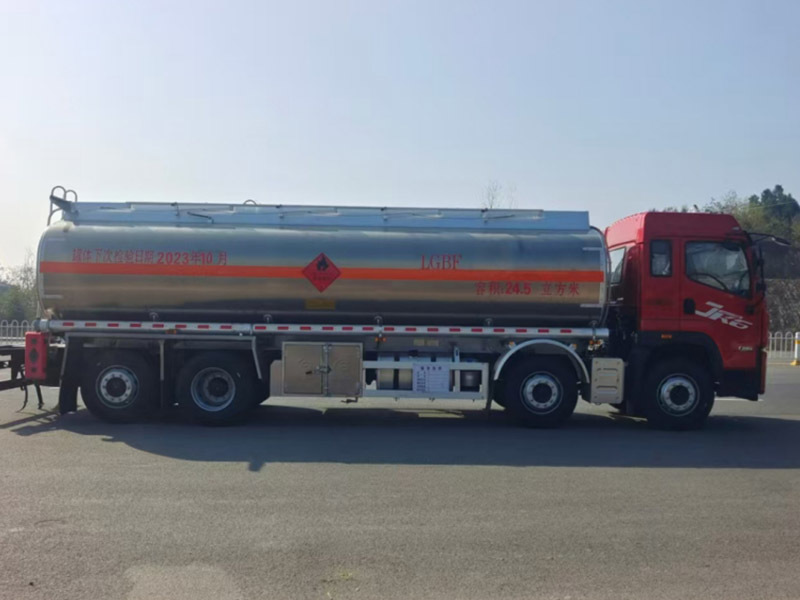 Engineering transport vehicle