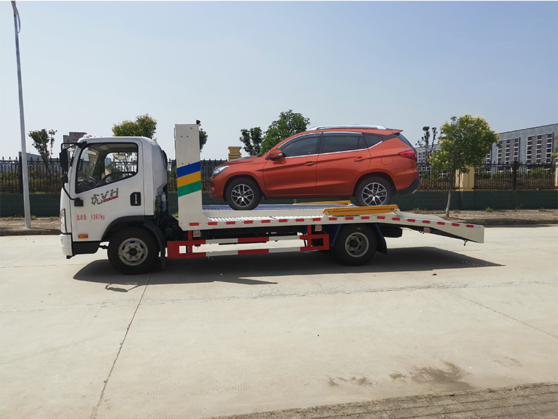 Engineering transport vehicle