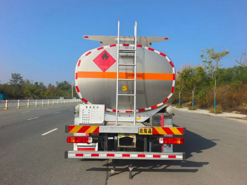 Engineering transport vehicle