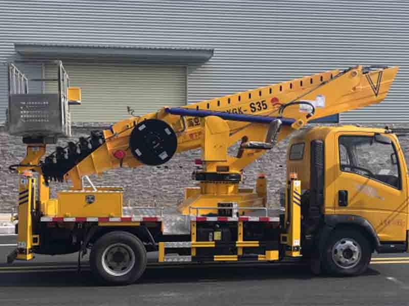 Engineering transport vehicle
