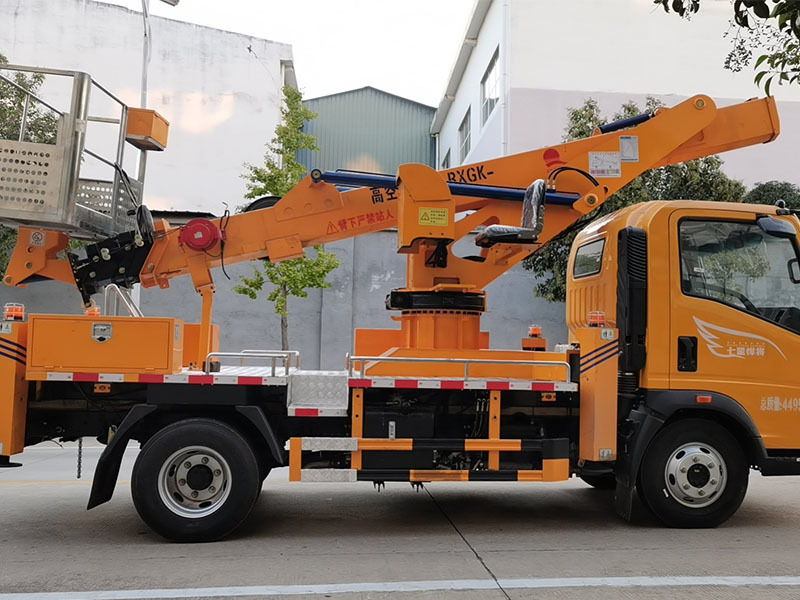 Engineering transport vehicle