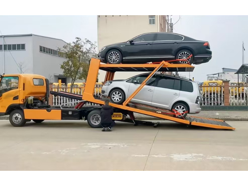 Engineering transport vehicle