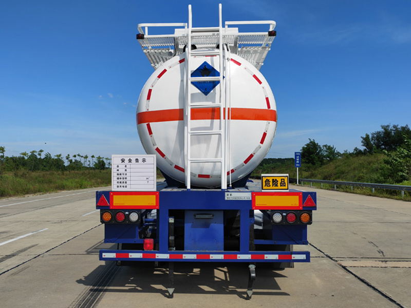 Engineering transport vehicle