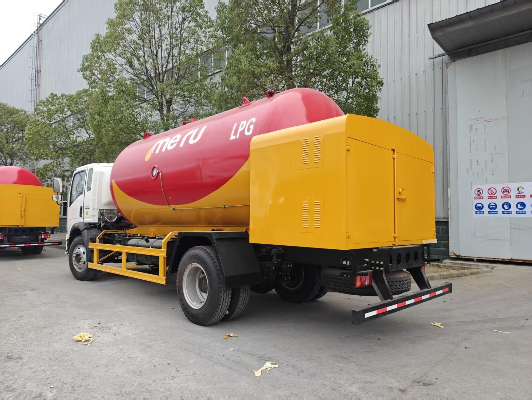 Engineering transport vehicle