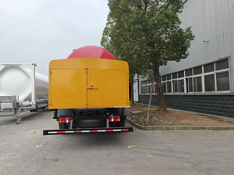 Engineering transport vehicle