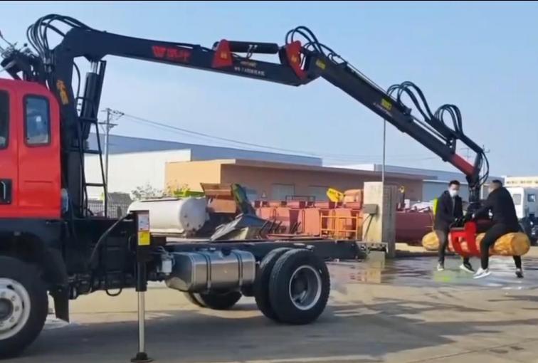 Engineering transport vehicle