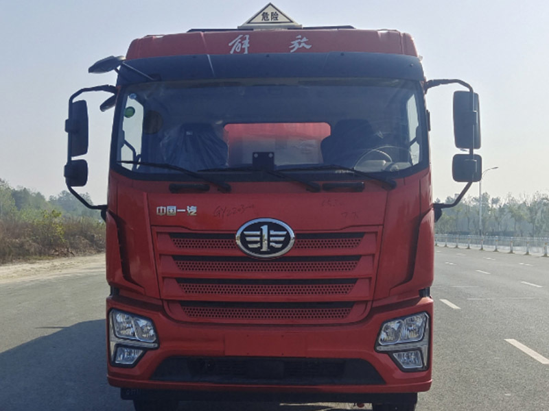 Engineering transport vehicle