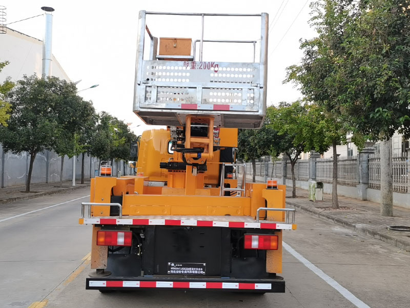 Engineering transport vehicle