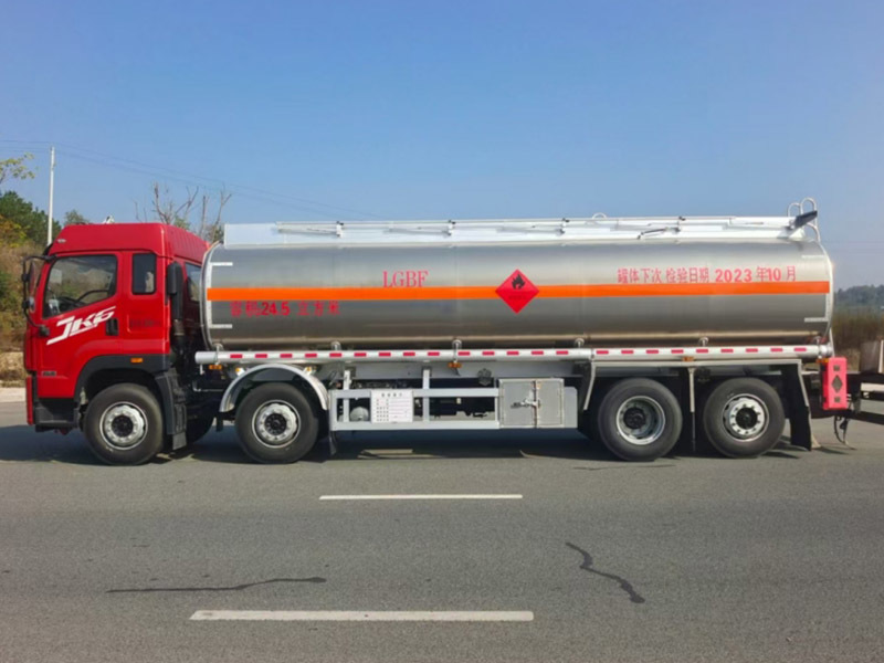 Engineering transport vehicle
