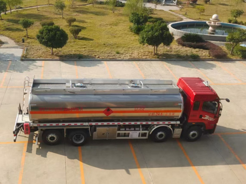 Engineering transport vehicle