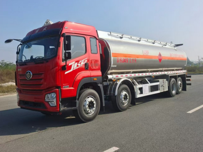 Engineering transport vehicle
