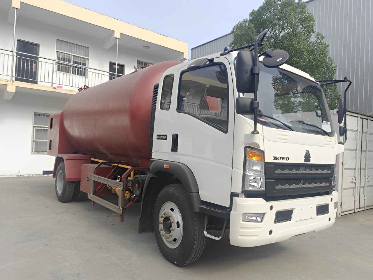 Engineering transport vehicle