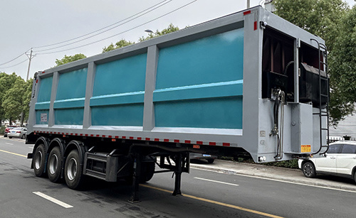 Engineering transport vehicle