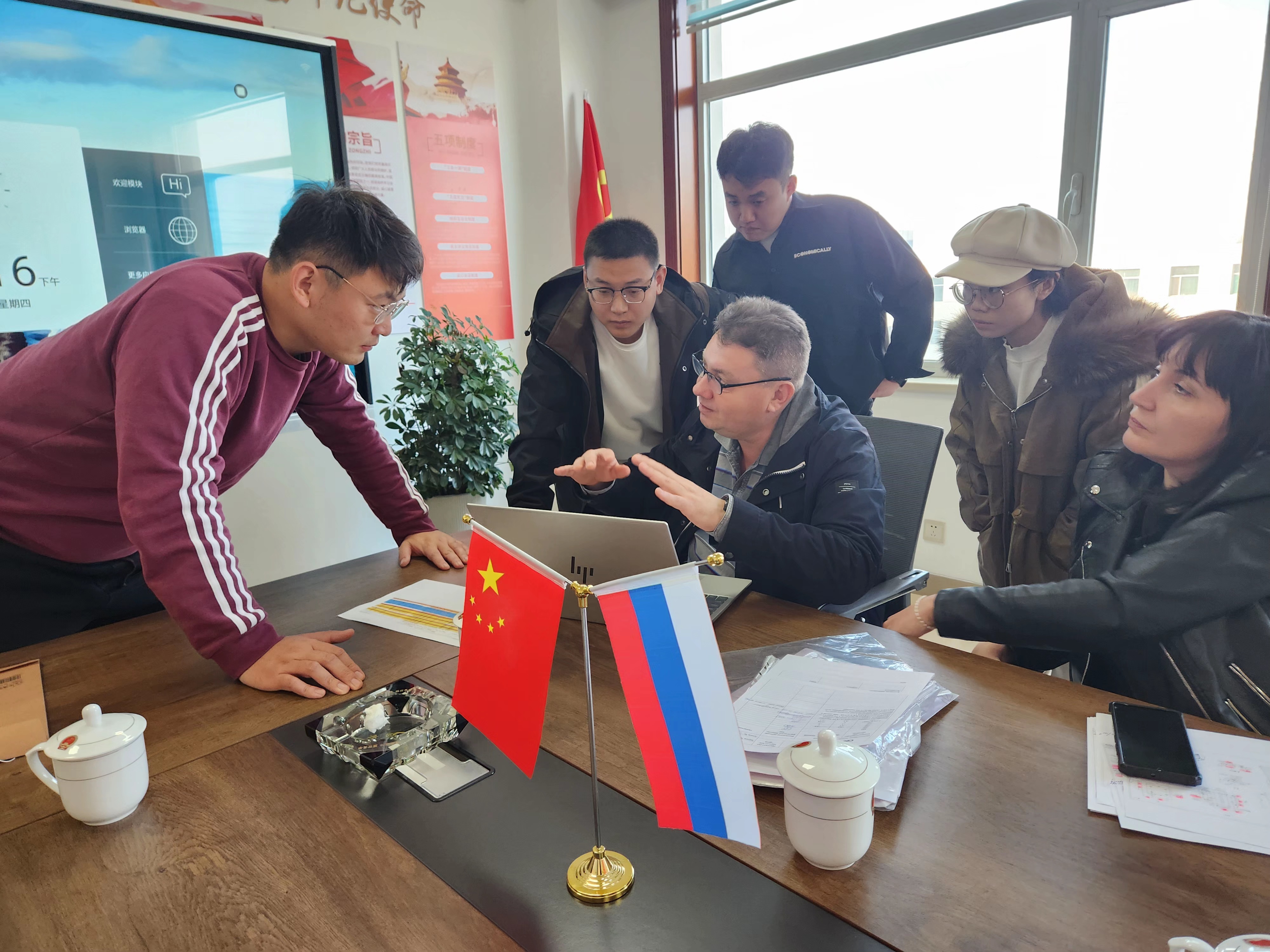 Severstal's customer visited SMEC and inspected the coil conveyor project.