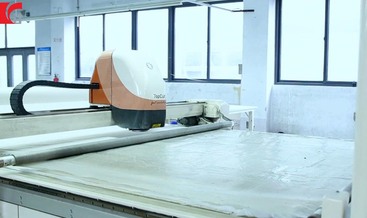 Fully automatic cutting bed