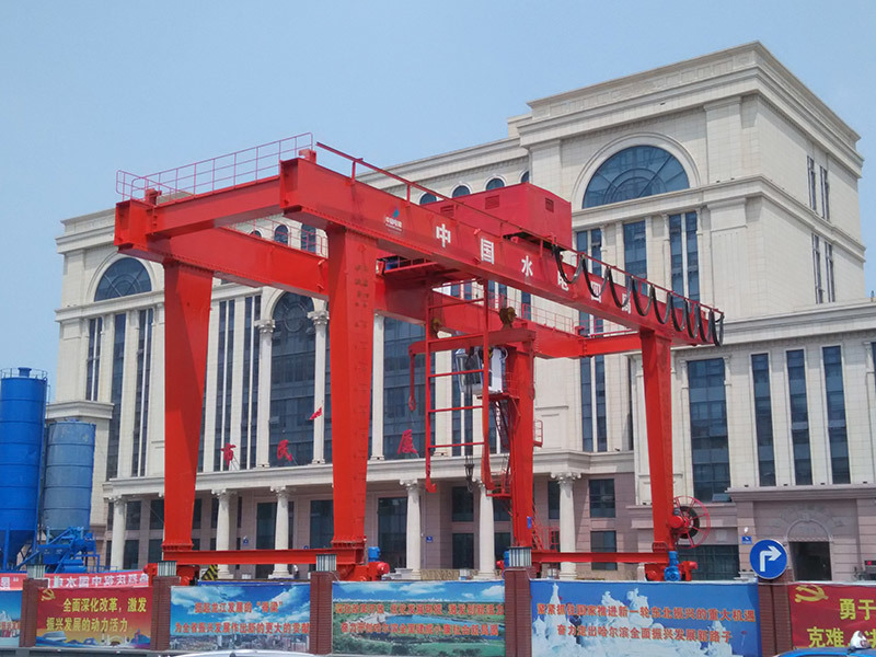 MDG門式起重機應(yīng)用于地鐵基建領(lǐng)域 MDG門式起重機應(yīng)用于地鐵基建領(lǐng)域