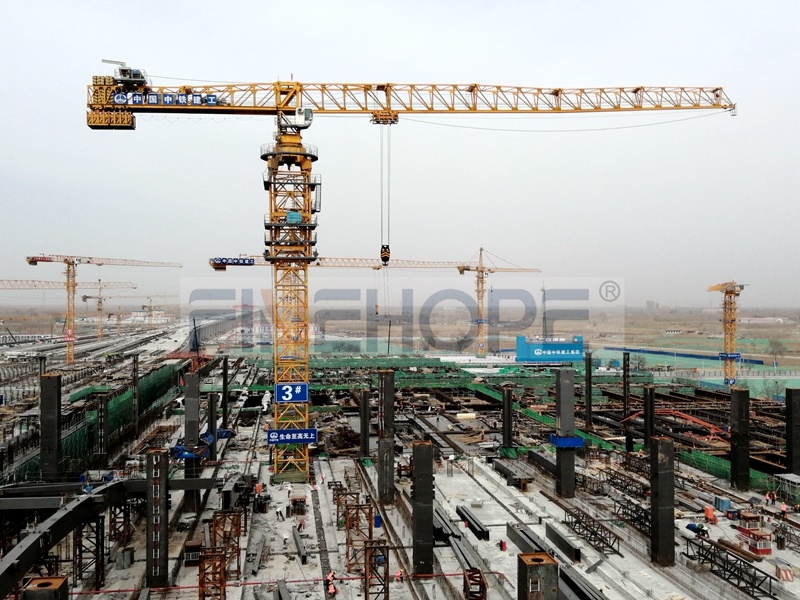 公司自主研制的FHTT2000B塔機(jī)服務(wù)于雄安高鐵站建設(shè)