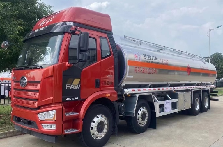 China VI Jiefang J6L 8x4 Aluminum Alloy Fuel Truck.