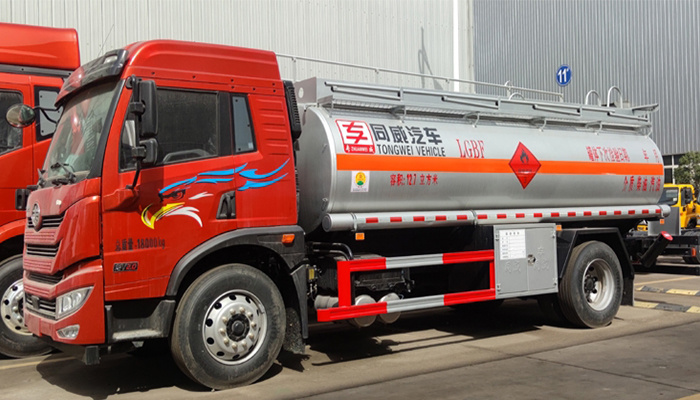 Jiefang LongV Single-Bridge Fuel Truck