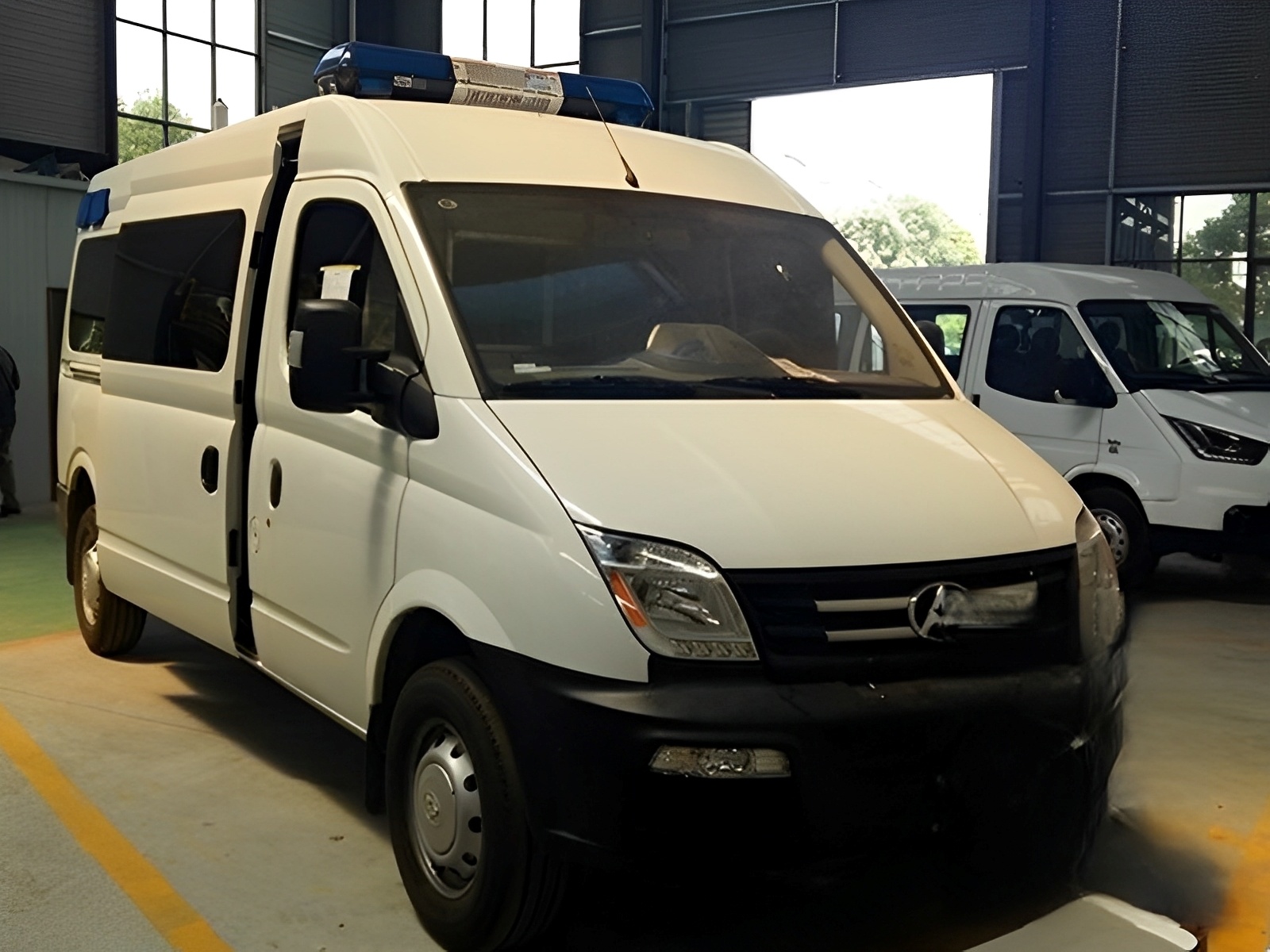 SAIC Maxus Long Wheelbase Medium Roof Diesel Ambulance