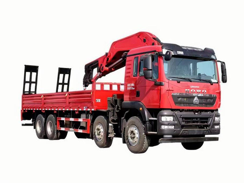 The first four and last eight trucks are equipped with 30 tons folding crane