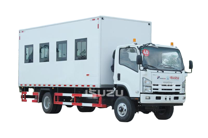 Fourgon de transport de troupes Isuzu 700P à transmission intégrale