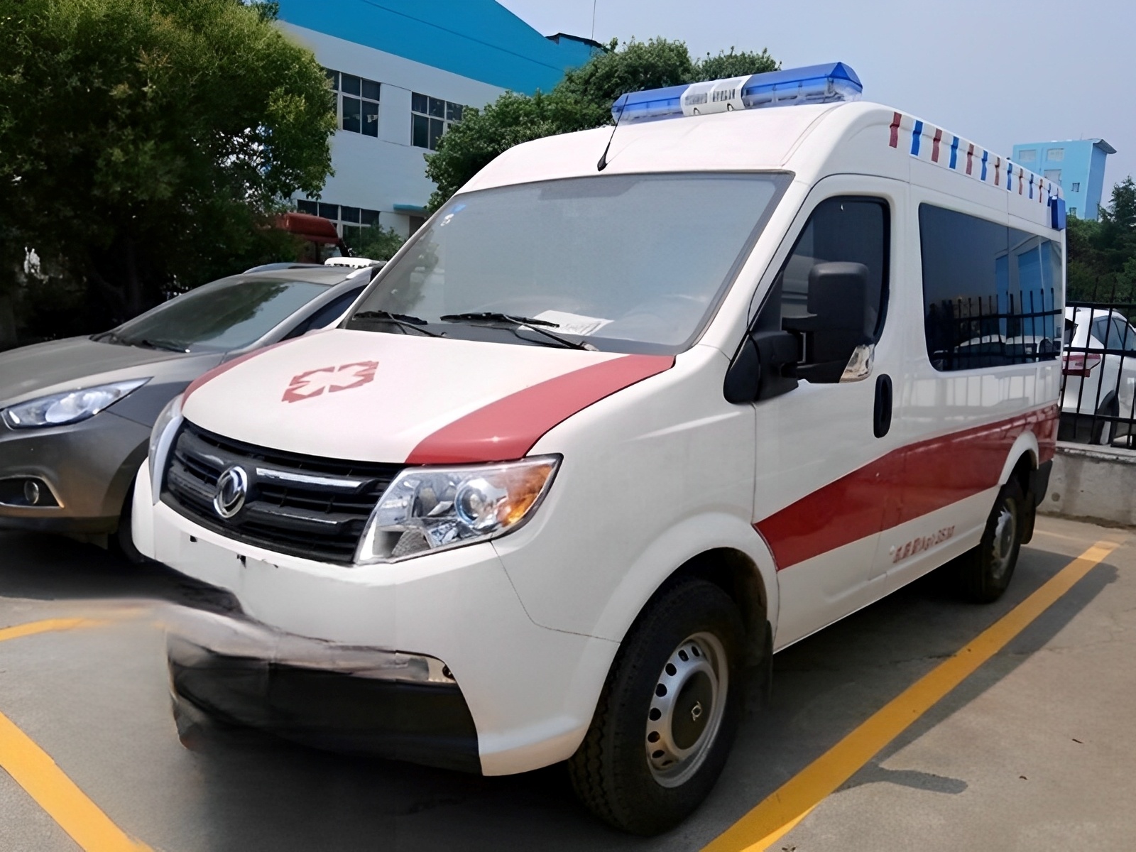 Dongfeng Yufeng Short Wheelbase Medium Roof Diesel Ambulance