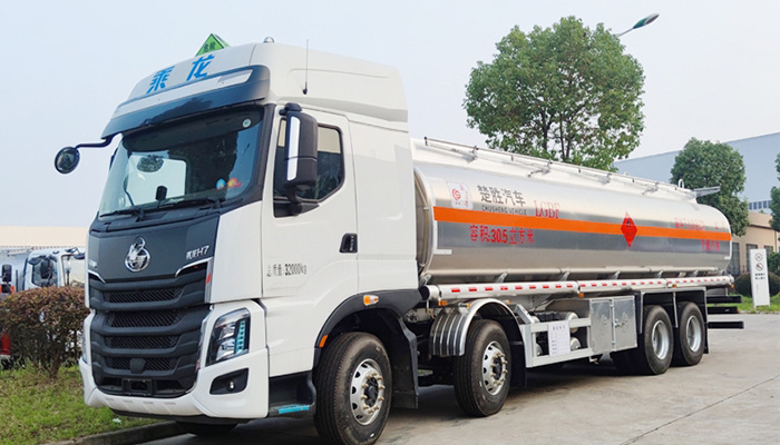 China VI Dongfeng Liuzhou 8x4 Aluminum Alloy Fuel Truck.