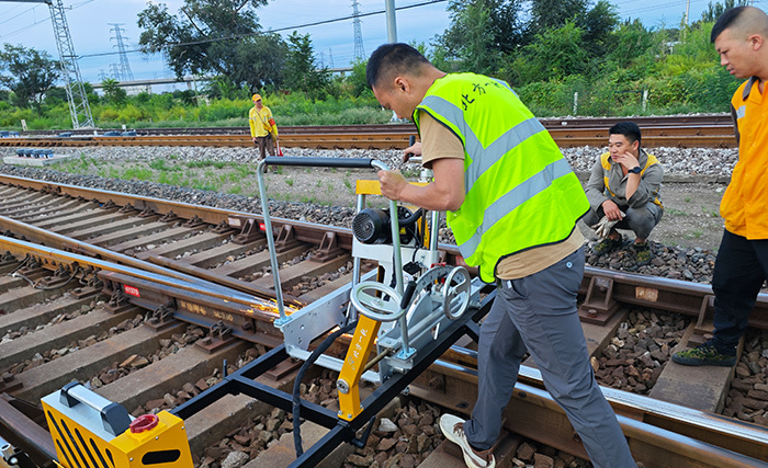 Beifang Yigui is dedicated to the research and development, production, sales, and service of track maintenance and repair equipment, as well as testing equipment and large vehicles.