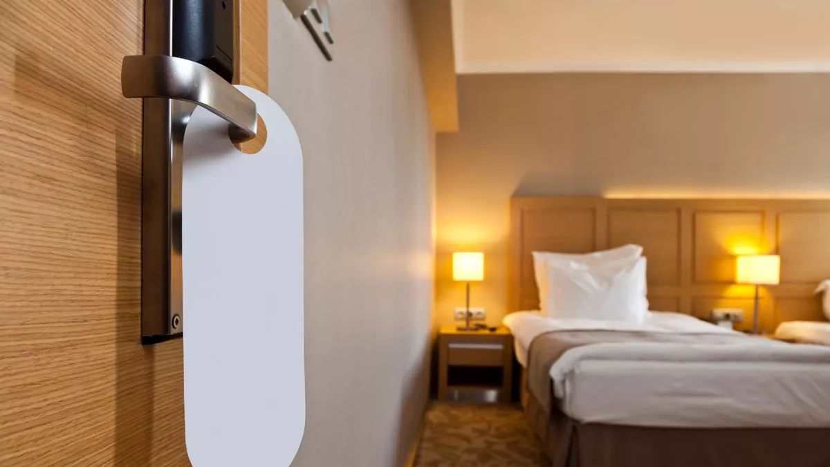 Flight attendant urges holidaymakers to always leave a towel by their hotel door