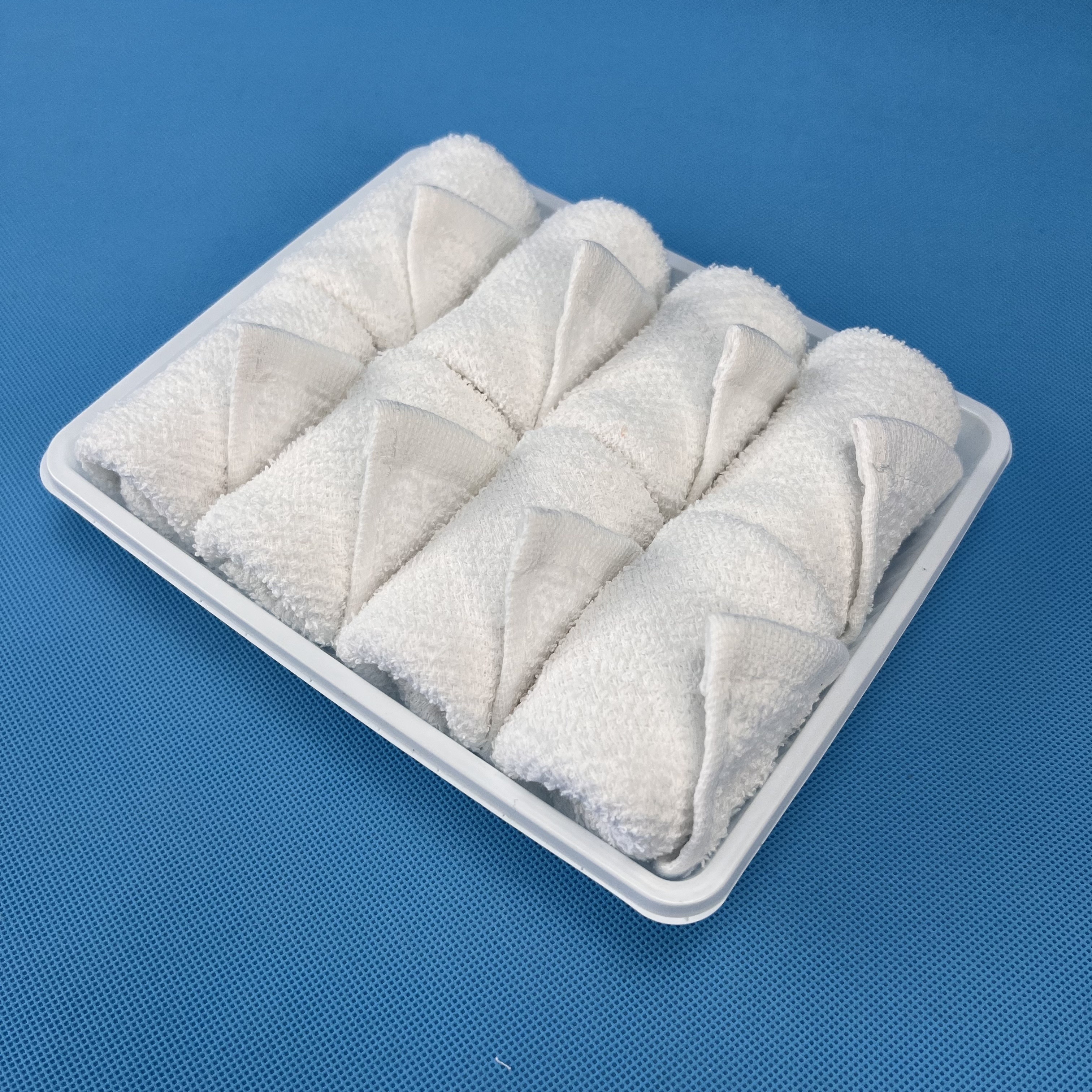 Square White Cotton Towel Rolled in Tray Disposable for Home Airline Restaurant Use