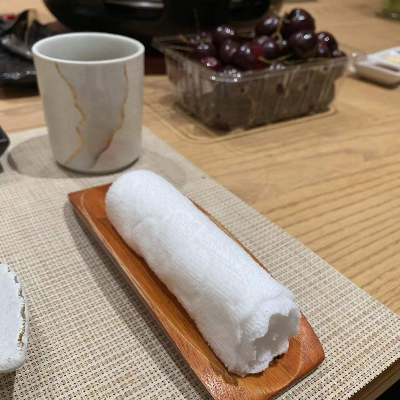 White Small Embossing Microfiber  Oshibori Towel  for Restaurant,cafe,bar