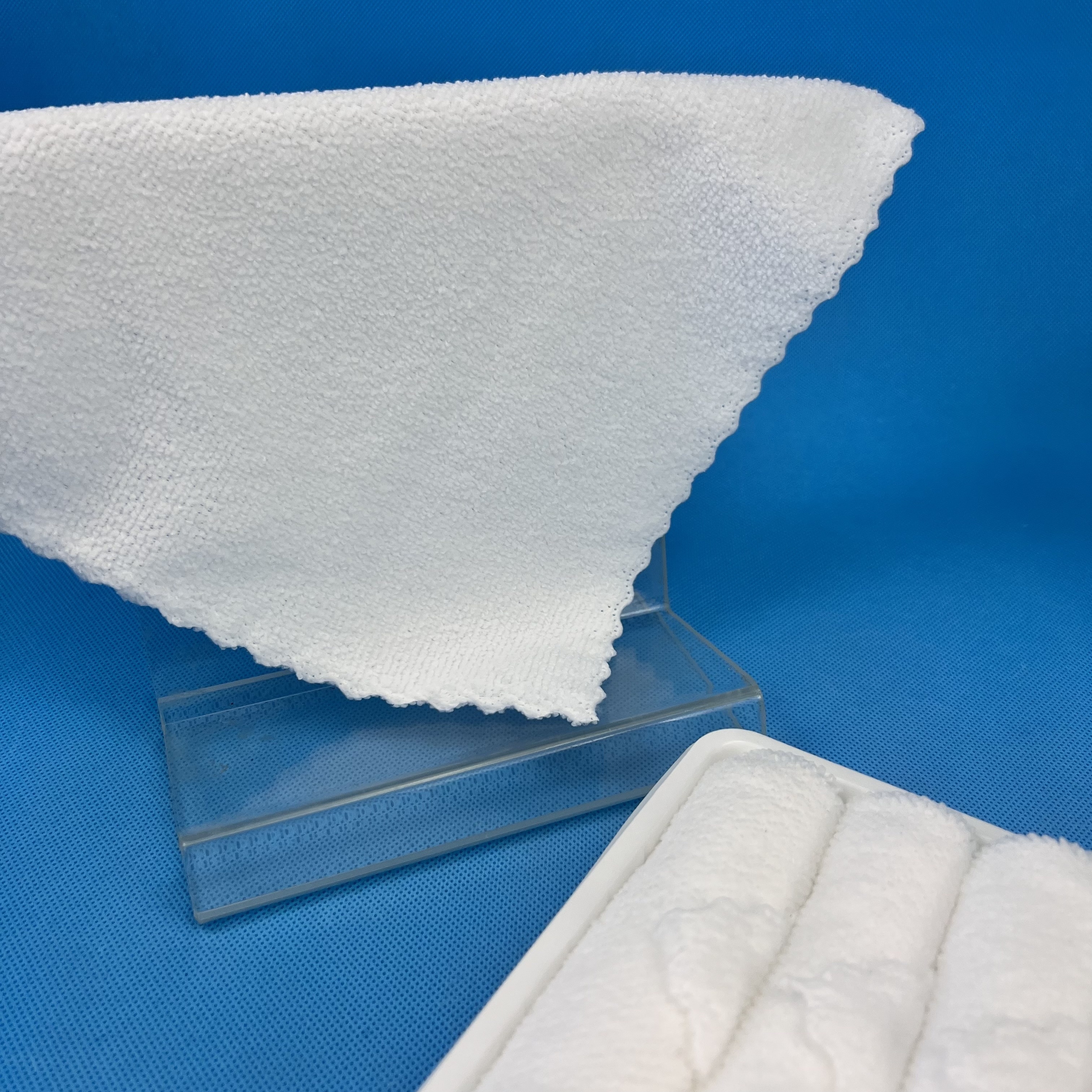 Rolled White Microfiber Hot and Cold Disposable Face Aviation Towel in Tray